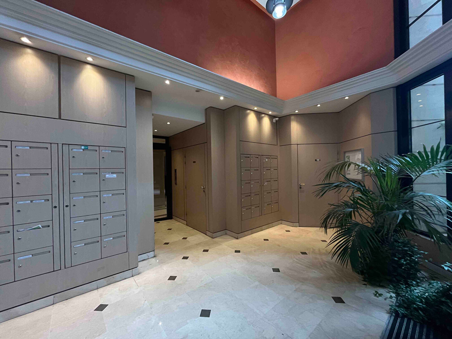 TROIS PIECES PARKING