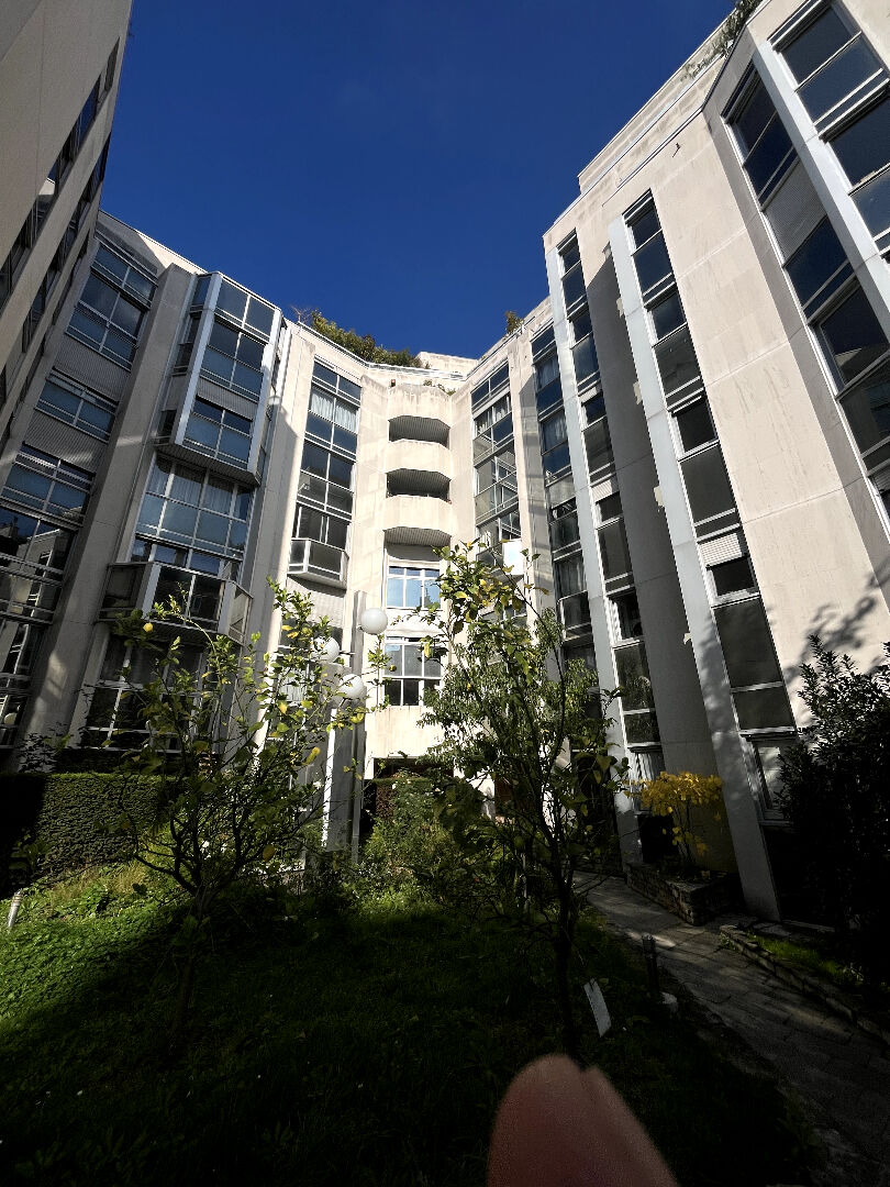 TROIS PIECES PARKING