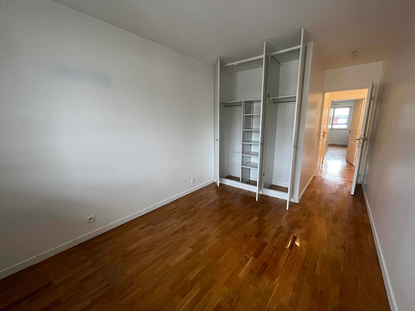 Photo SIX PIECES BALCONS-LOGGIA PARKINGS image 3/6