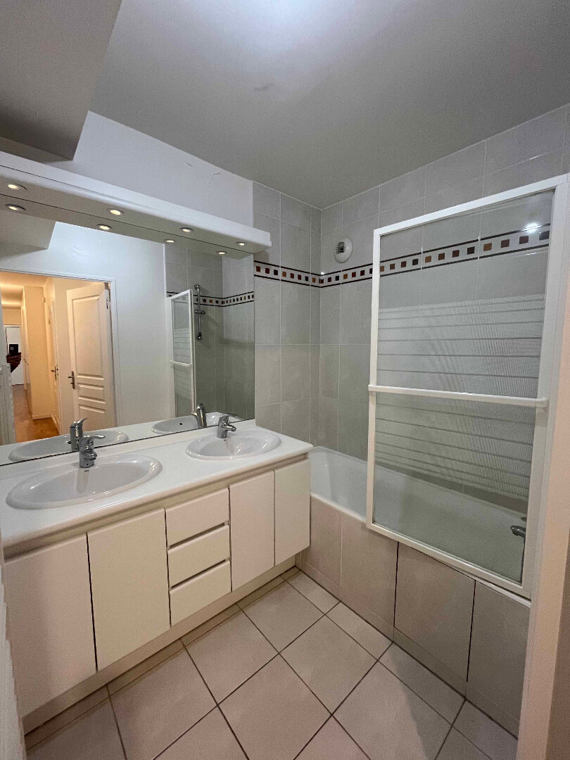 Photo SIX PIECES BALCONS-LOGGIA PARKINGS image 5/6