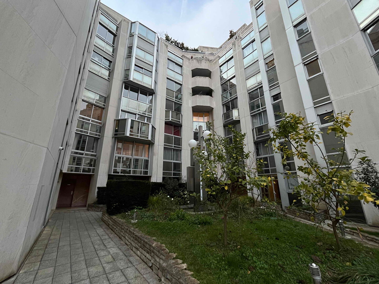 TROIS PIECES CAVE PARKING