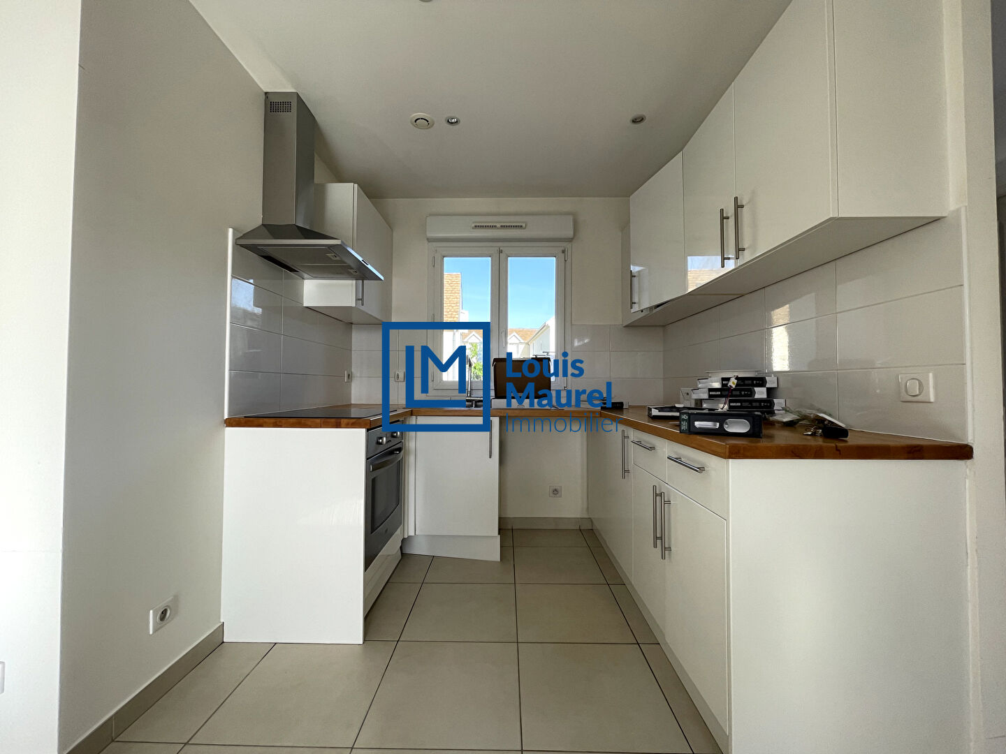 Maison de ville avec terrasse et jardin.