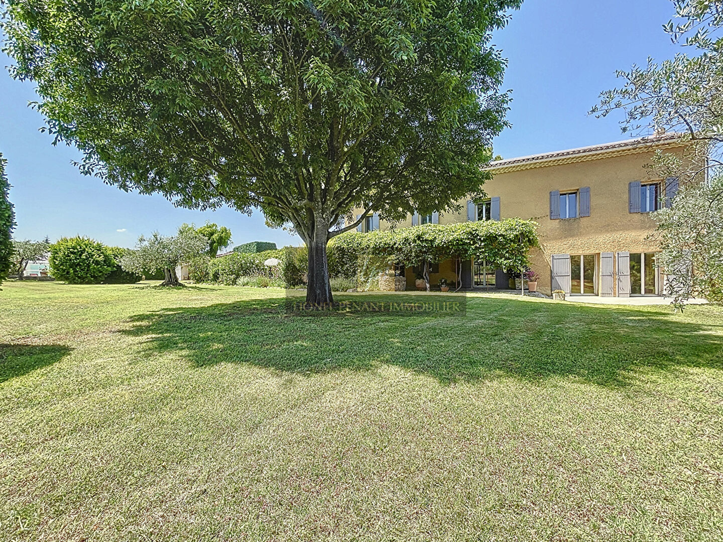 MAS EN CAMPAGNE DE CARPENTRAS T10 257M² + POOL HOUSE 52M² + GARAGE TERRAIN 6030M²