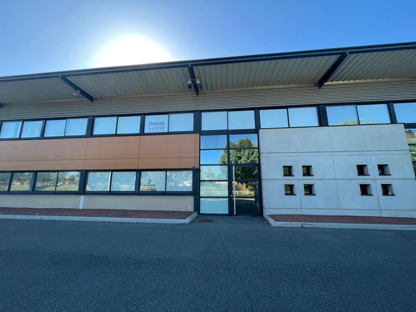 Photo Local d'activités 305m2 image 1/6