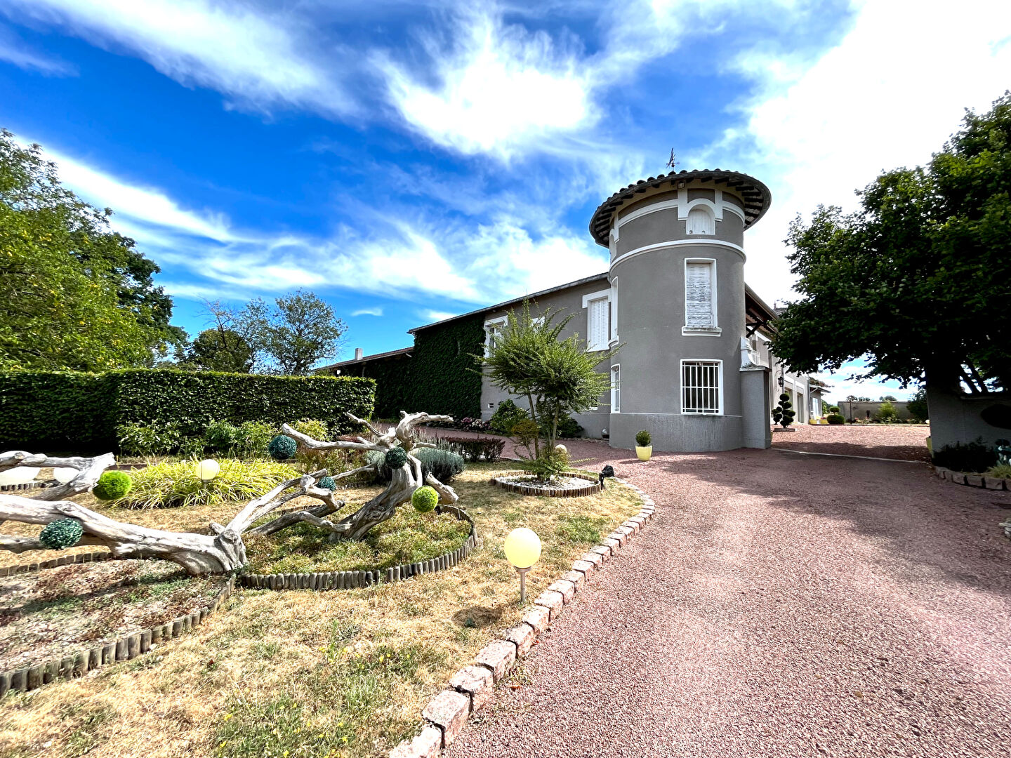 Bâtisse de caractère avec parc arboré