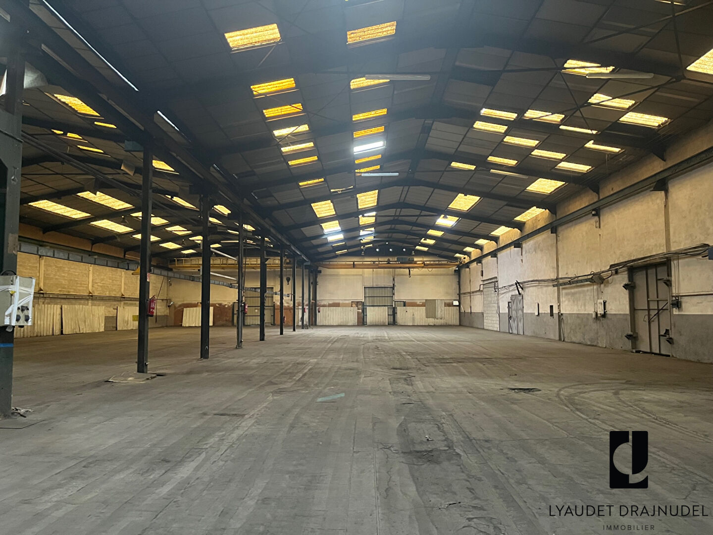 Photo Local d'activités d'env 2450m2 image 1/3