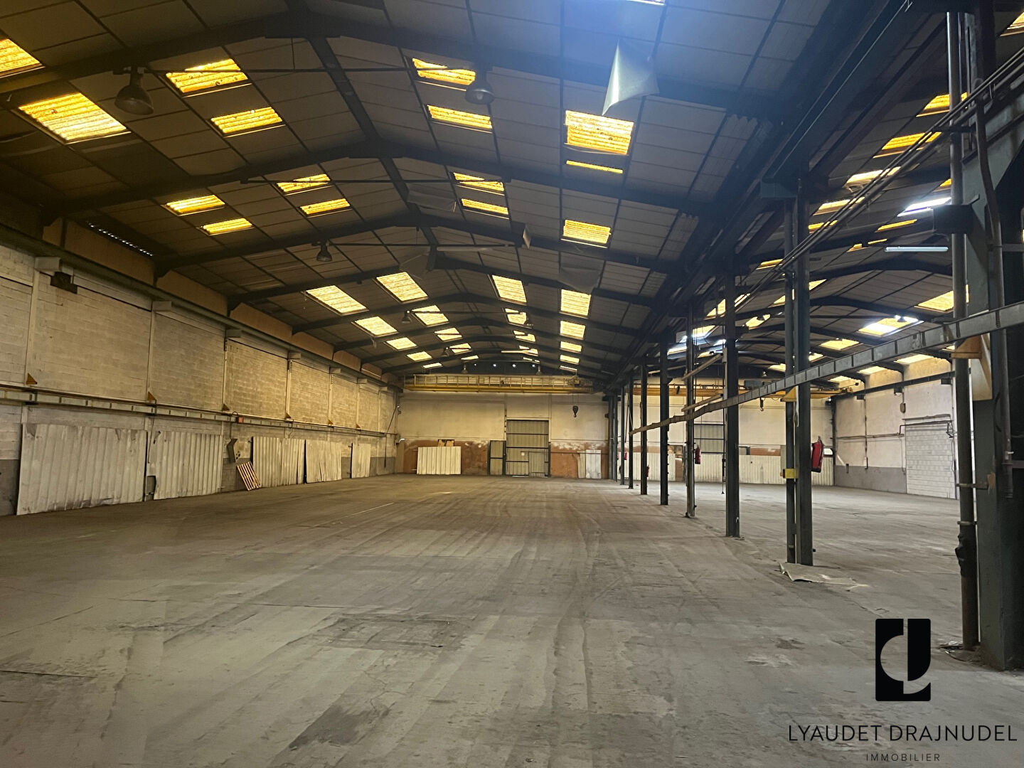Photo Local d'activités d'env 2450m2 image 2/3