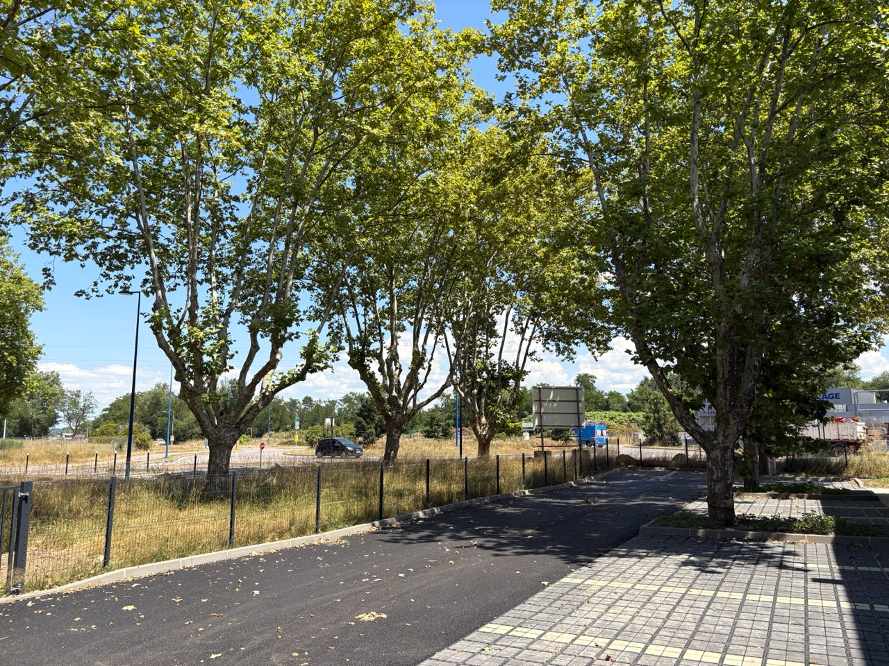 Photo Locaux d'activités Emplacement n°1 image 3/4