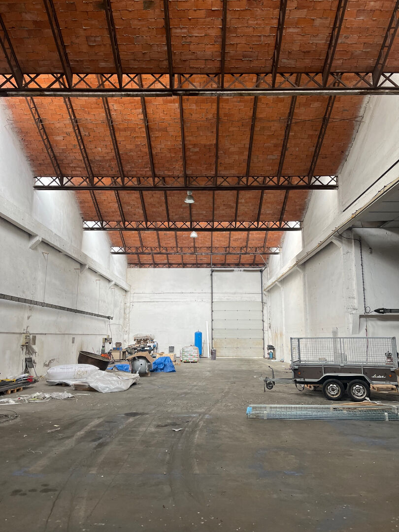 Local avec pont roulant 8t
