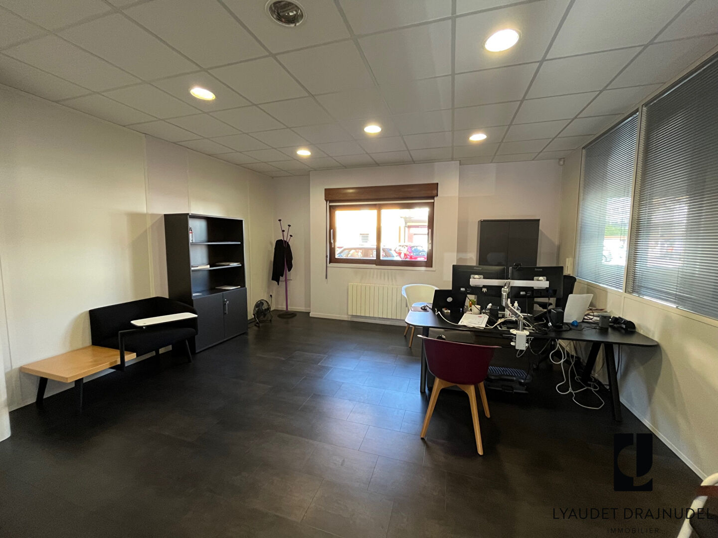 Photo Local commercial Le Coteau 5 pièce(s) 143 m2 image 2/3