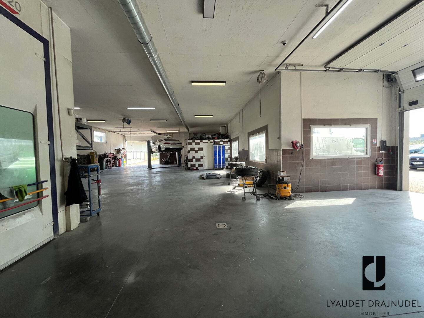 Photo Fonds de commerce Le Coteau 4 pièce(s) 360 m2 image 5/6