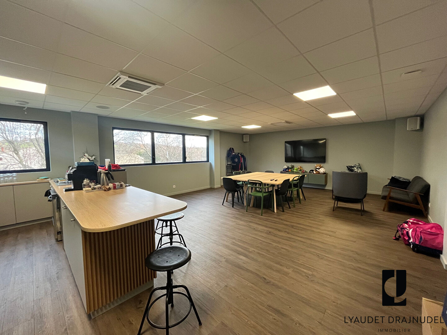 Photo Local d'activité Le Coteau 6 pièce(s) 360 m2 image 2/6