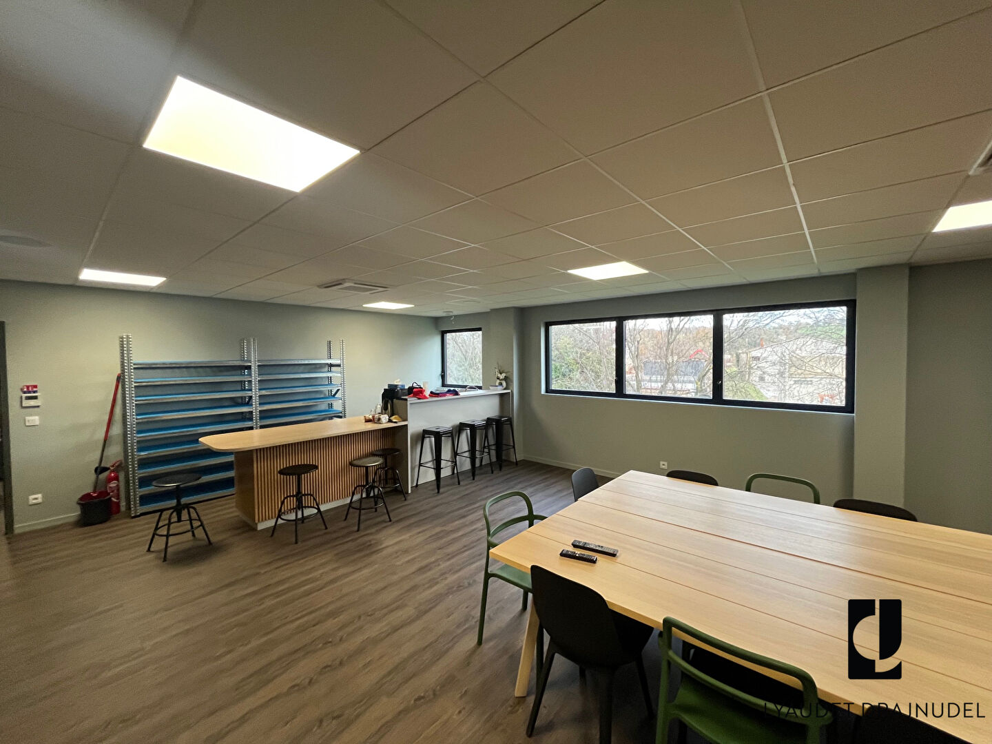 Photo Local d'activité Le Coteau 6 pièce(s) 360 m2 image 3/6