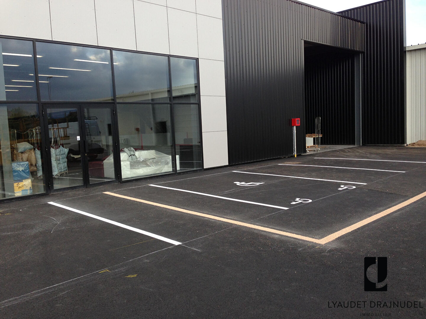 Photo Local commercial Perreux 280 m2 image 2/2