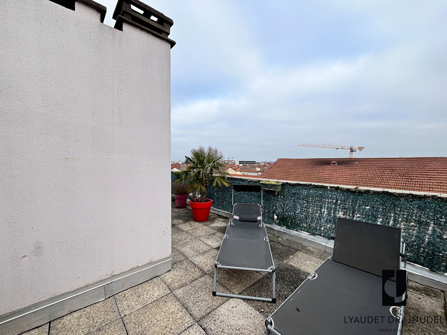 Photo Appartement T2 - 50 m2 avec terrasse de 50 m2 - garage et cave image 3/5