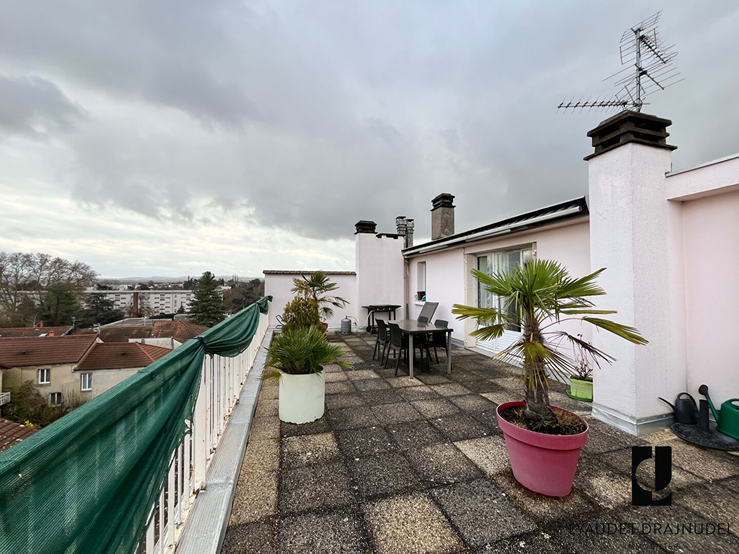 Photo Appartement T2 - 48 m2 avec terrasse de 50 m2 - parking et cave image 3/4