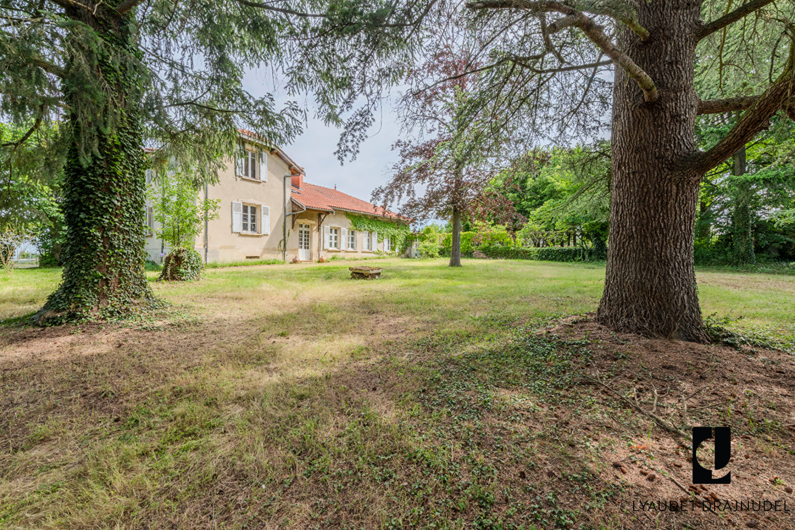 Propriété d'exception à Perreux - 2,3 hectares - vue dégagée