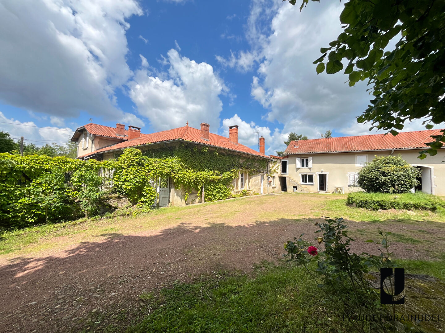 Photo Propriété d'exception à Perreux - 2,3 hectares - vue dégagée image 2/6