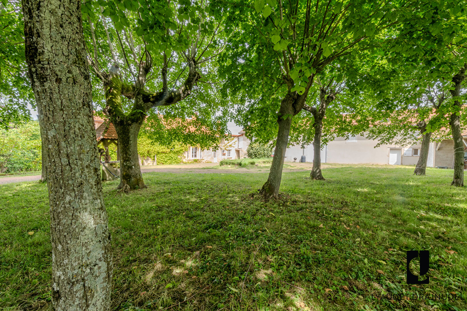 Photo Propriété d'exception à Perreux - 2,3 hectares - vue dégagée image 3/6