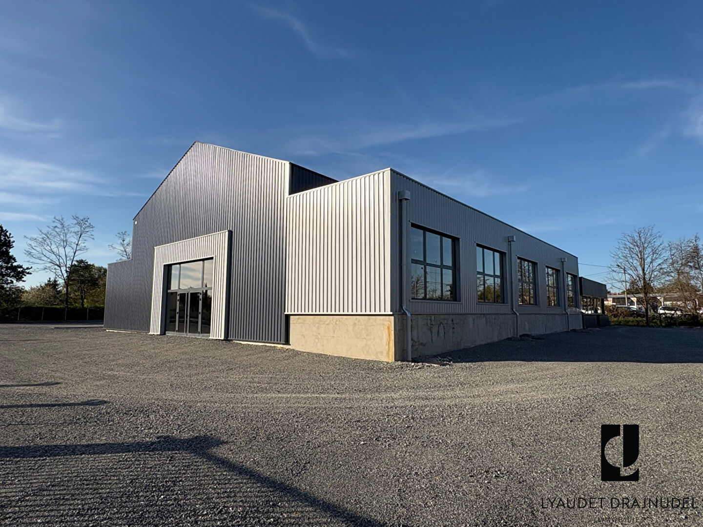 Photo Local commercial Riorges 1 pièce(s) 880 m2 image 2/6