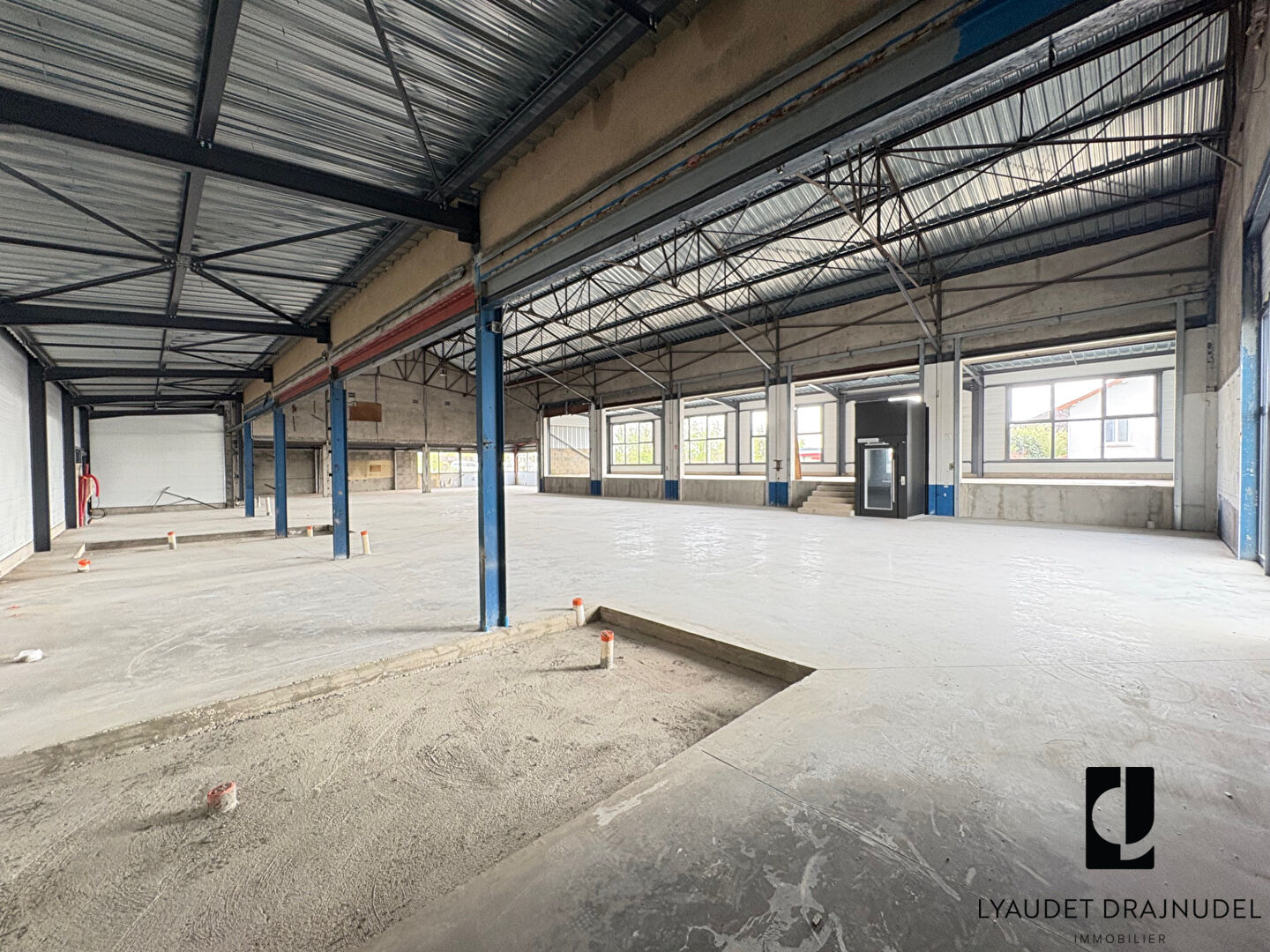 Photo Local commercial Riorges 1 pièce(s) 880 m2 image 5/6