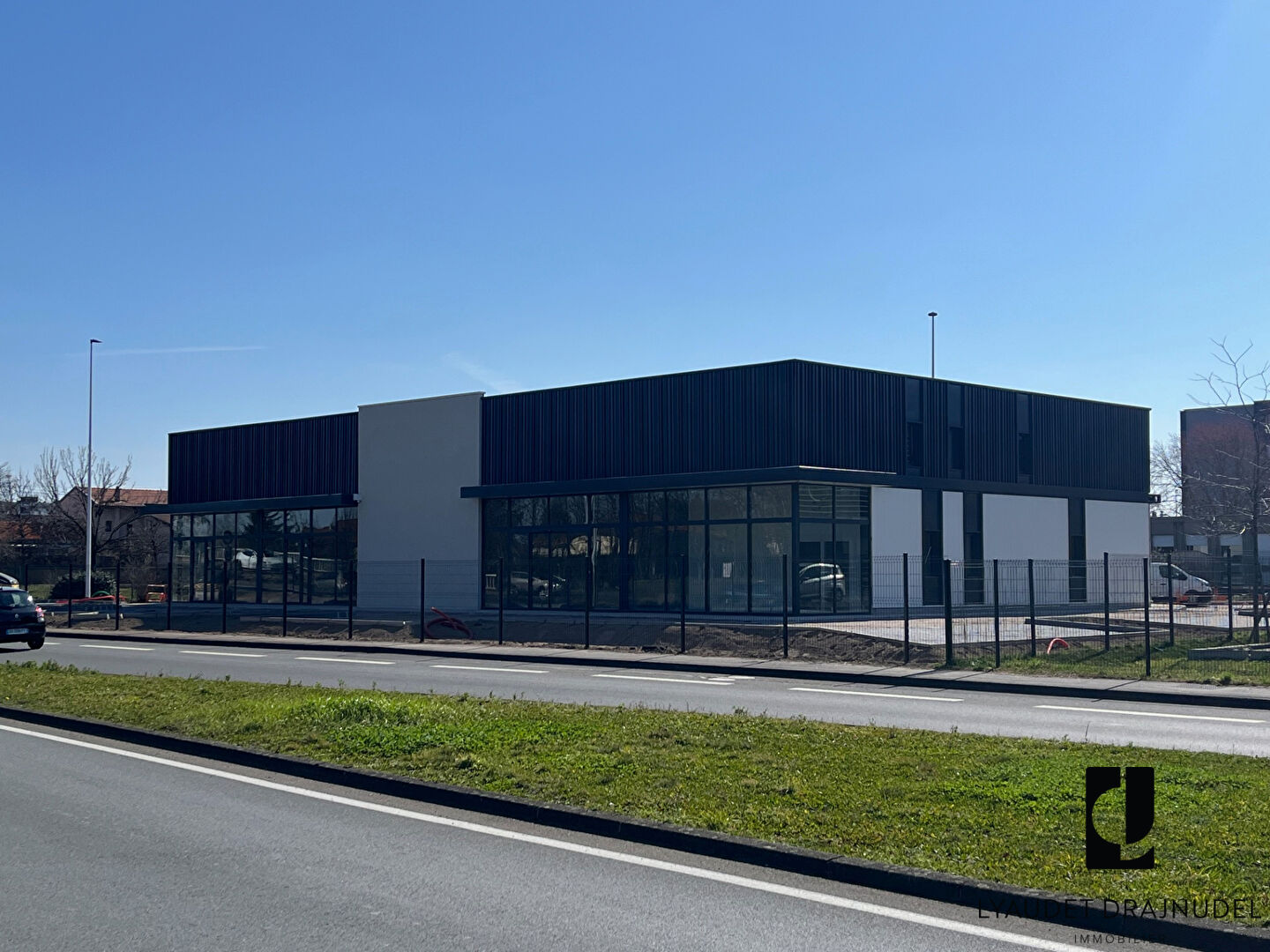 Photo Local commercial Roanne 134 m2 image 1/2