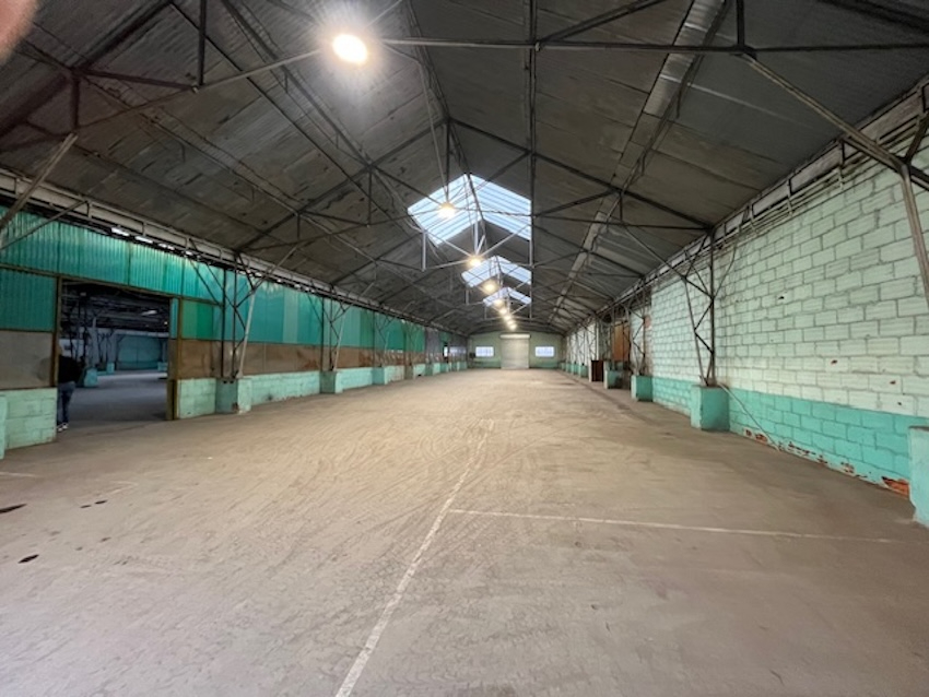 Local de 610m2 à 6.400m2