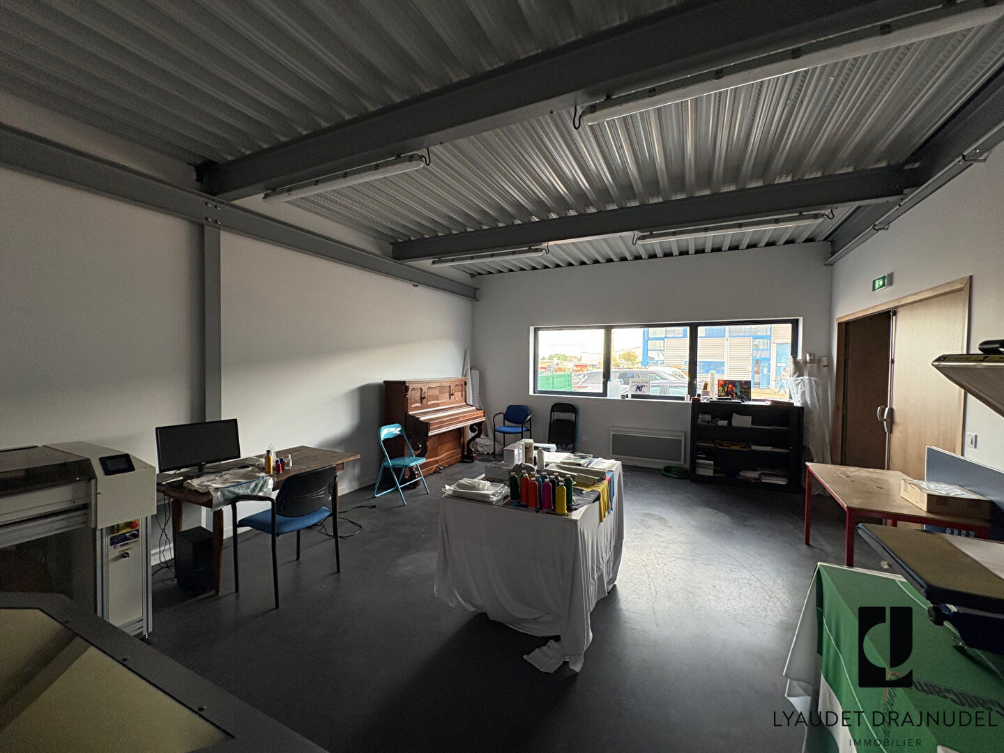 Photo Local d'activité Le Coteau 9 pièce(s) 341 m2 image 3/6