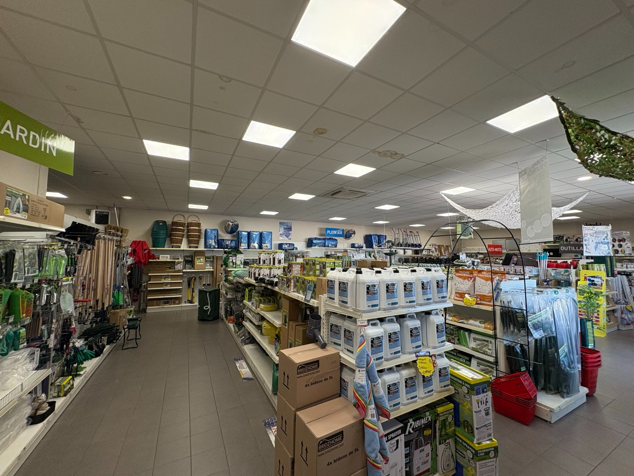 Photo Local commercial Le Coteau 4 pièce(s) 400 m2 image 2/2