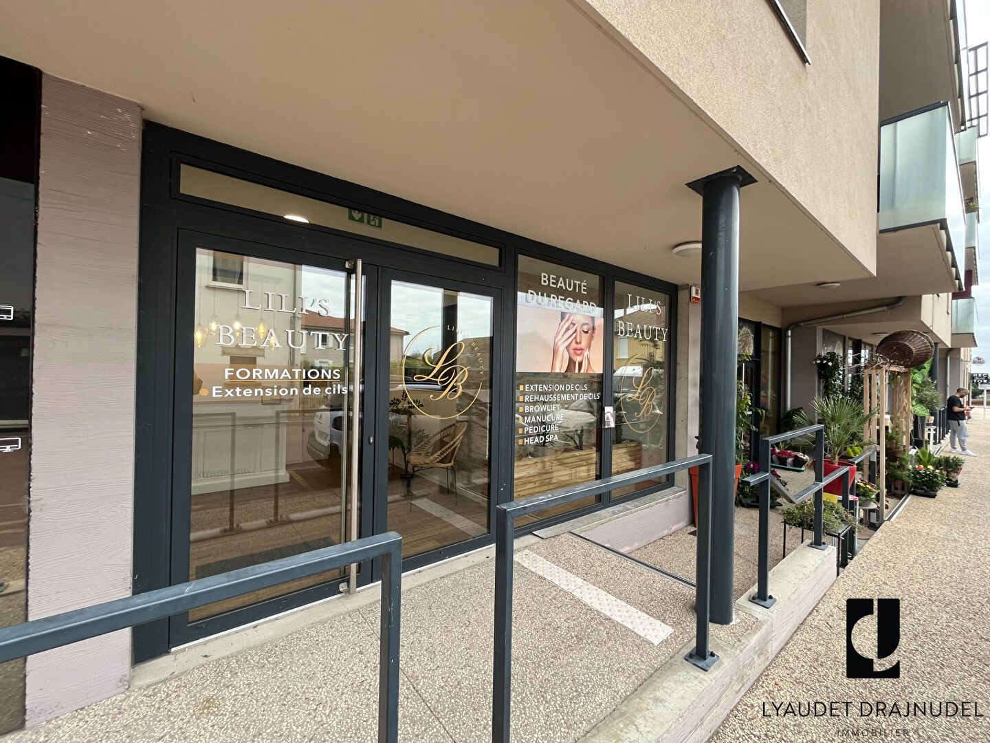 Photo Local commercial Renaison 2 pièce(s) 46 m2 image 1/5