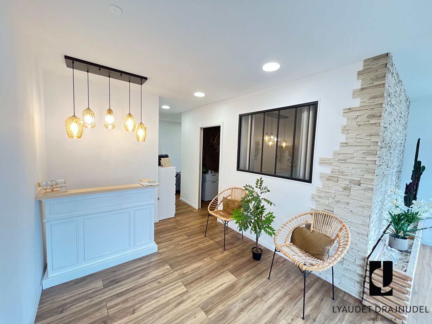 Photo Local commercial Renaison 2 pièce(s) 46 m2 image 2/5