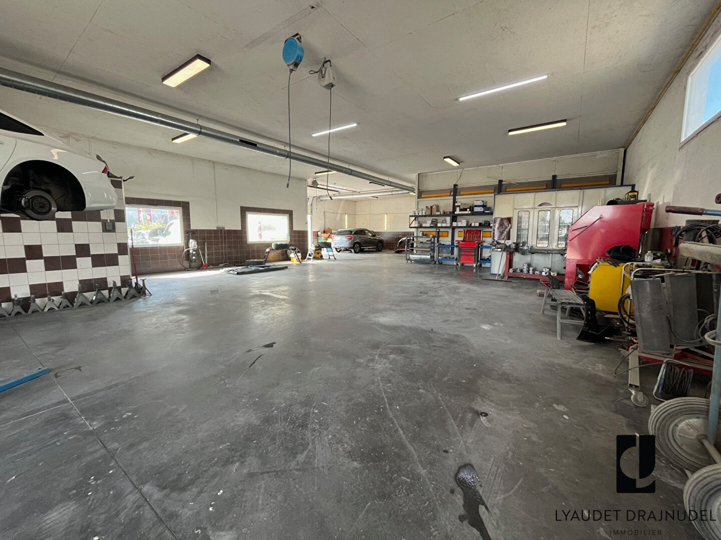 Local commercial Le Coteau 4 pièce(s) 360 m2