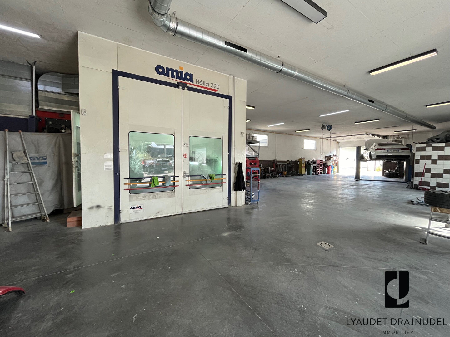 Photo Local commercial Le Coteau 4 pièce(s) 360 m2 image 2/6