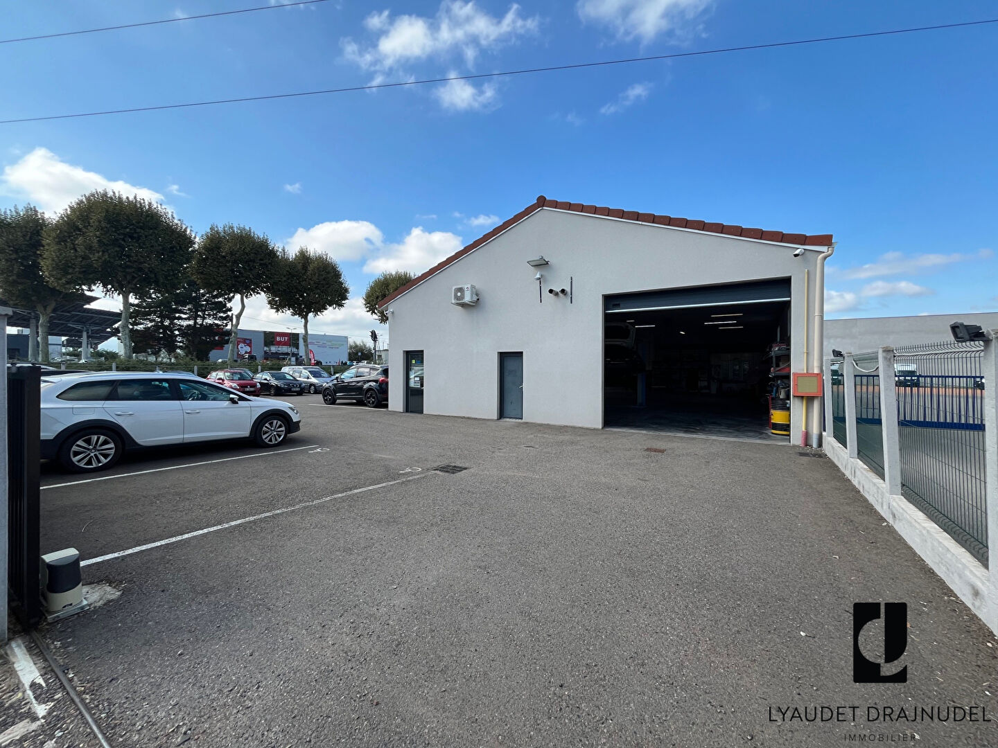 Photo Local commercial Le Coteau 4 pièce(s) 360 m2 image 3/6