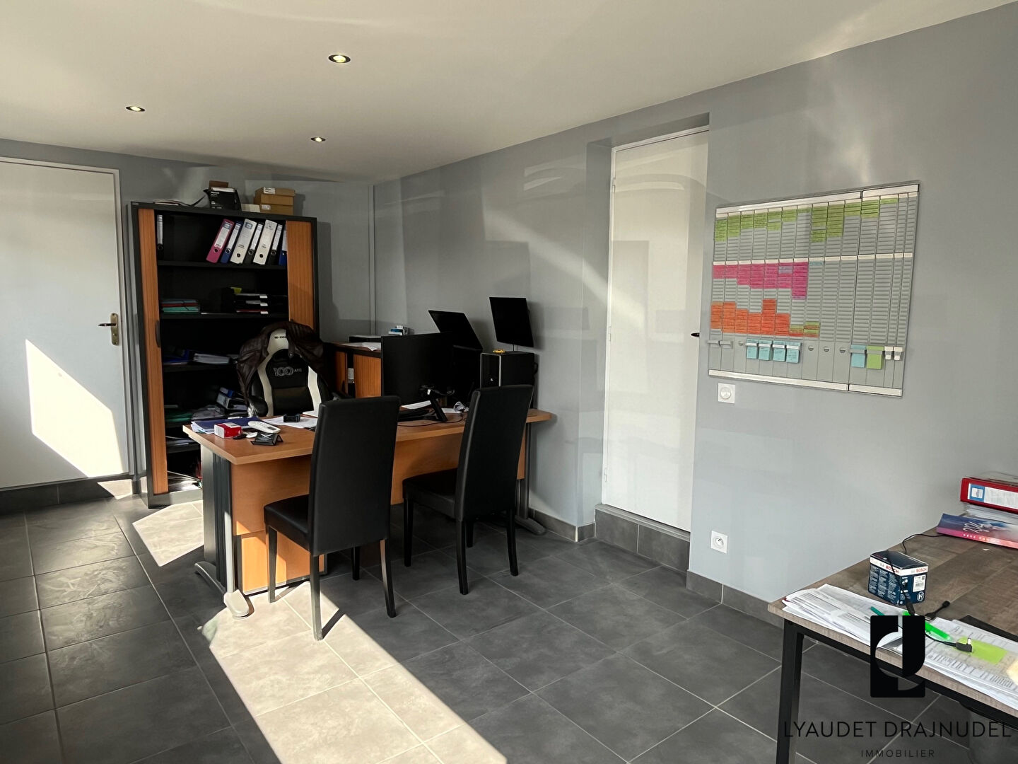 Photo Local commercial Le Coteau 4 pièce(s) 360 m2 image 6/6