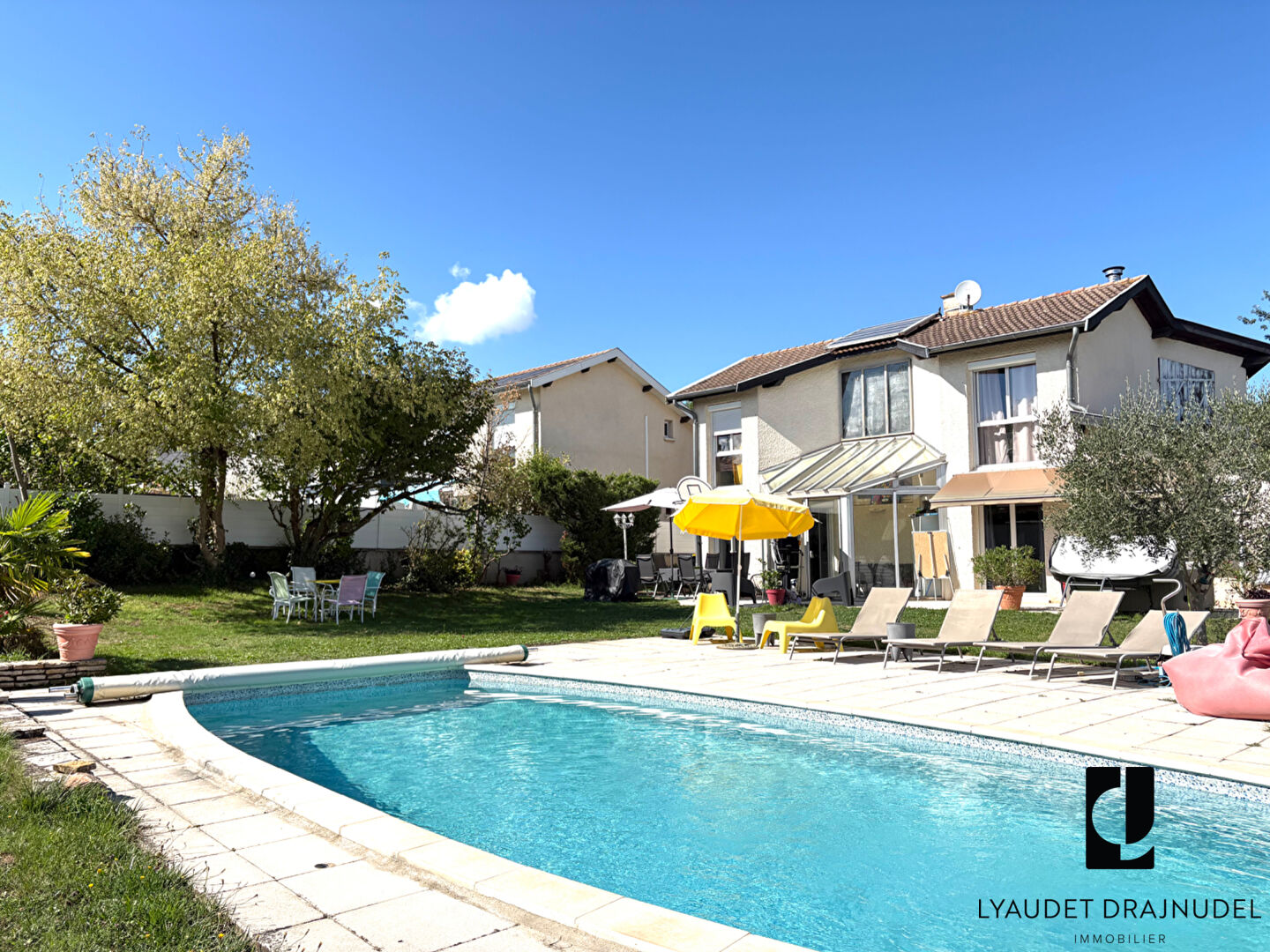 Charmante maison avec terrain clos, piscine et garage