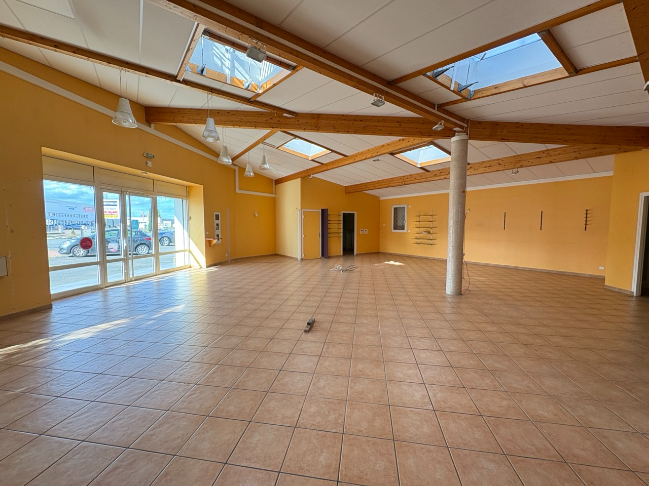 Photo Local commercial Roanne 4 pièce(s) 165 m2 image 2/5