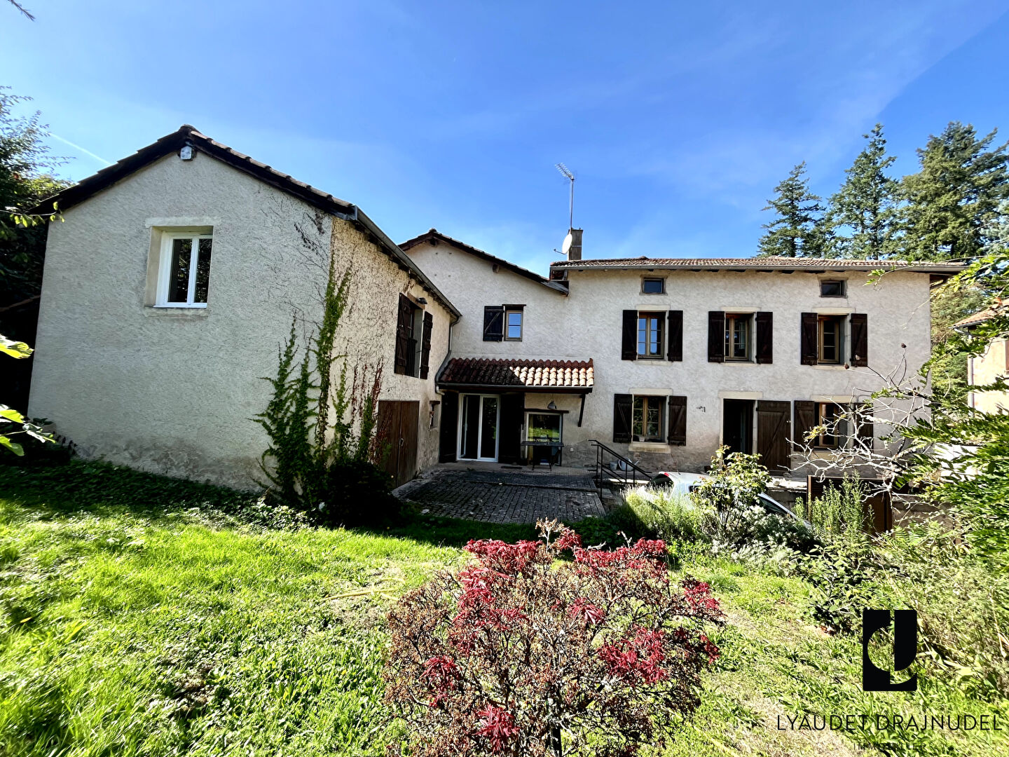 Maison  de village 8 pièce(s) 180 m2 avec terrain, garage et dépendances