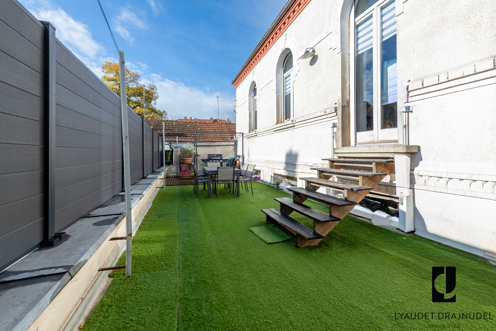 Photo APPARTEMENT TYPE LOFT - CENTRE-VILLE DE ROANNE - GARAGE + REMISE image 2/6