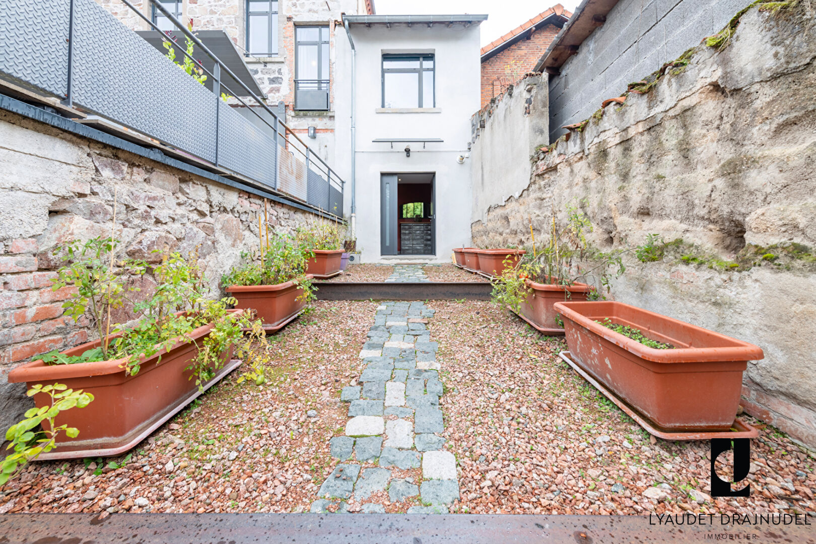 Photo APPARTEMENT TYPE LOFT - CENTRE-VILLE DE ROANNE - GARAGE + REMISE image 4/6