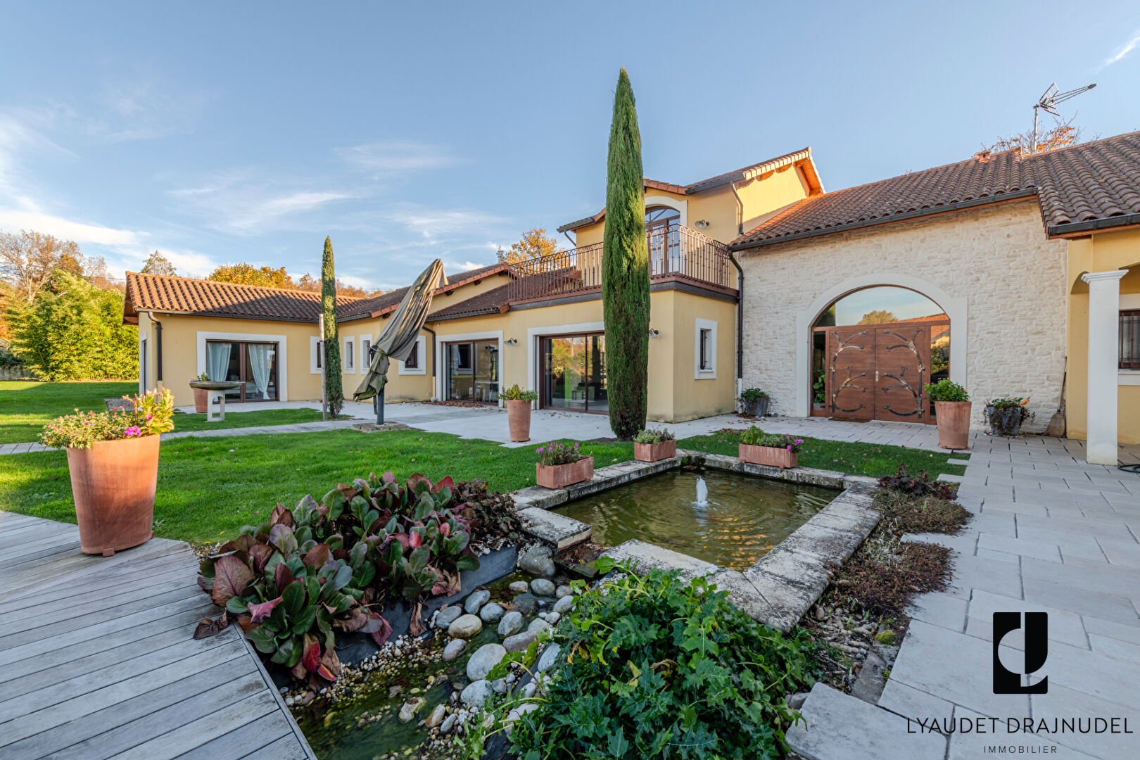 Photo ÉLÉGANTE PROPRIÉTÉ SUR 1 HECTARE AVEC PISCINE, SPA ET DÉPENDANCES - PERREUX image 1/6