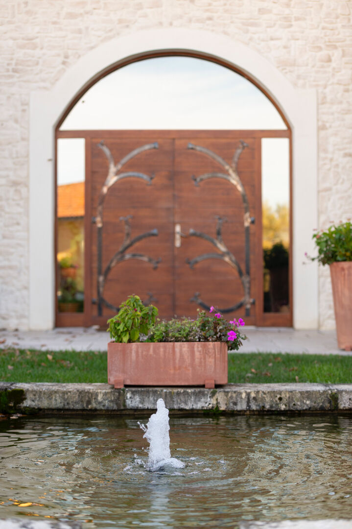 Photo ÉLÉGANTE PROPRIÉTÉ SUR 1 HECTARE AVEC PISCINE, SPA ET DÉPENDANCES - PERREUX image 2/6