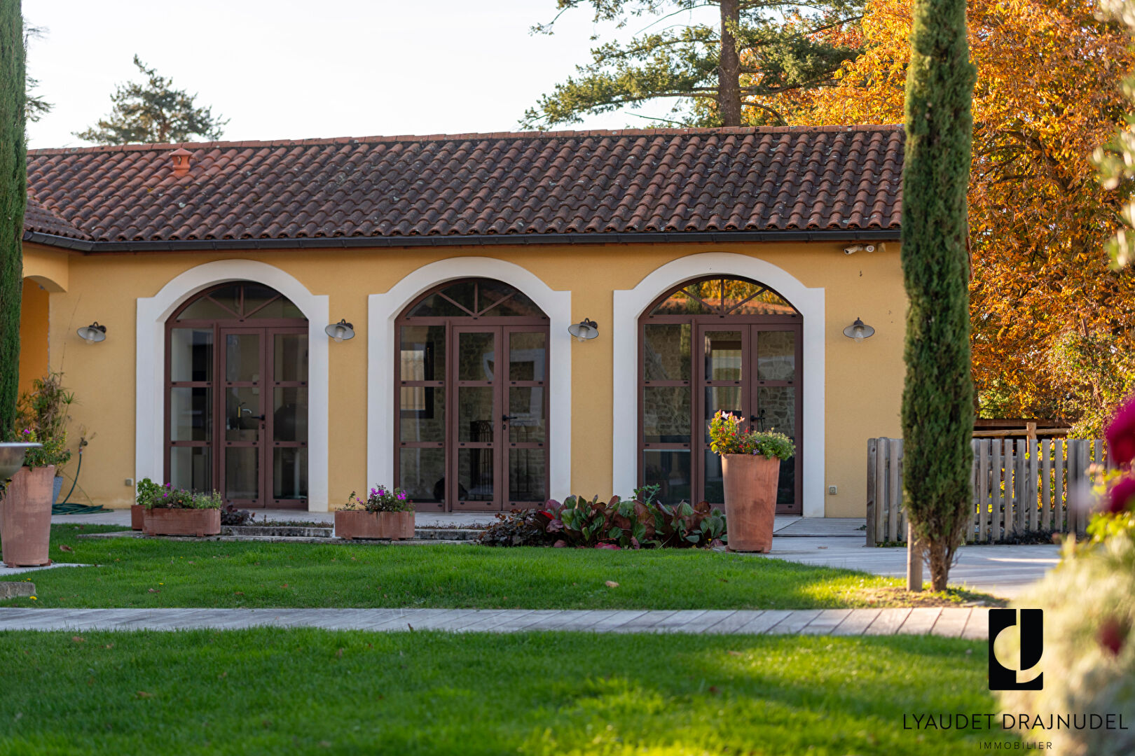 Photo ÉLÉGANTE PROPRIÉTÉ SUR 1 HECTARE AVEC PISCINE, SPA ET DÉPENDANCES - PERREUX image 3/6