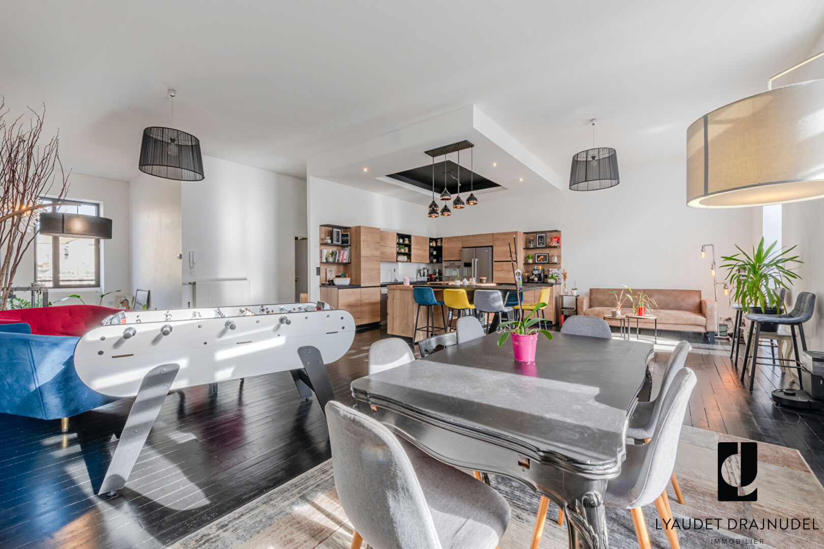 MAISON TYPE LOFT - CENTRE-VILLE DE ROANNE - GARAGES + REMISE