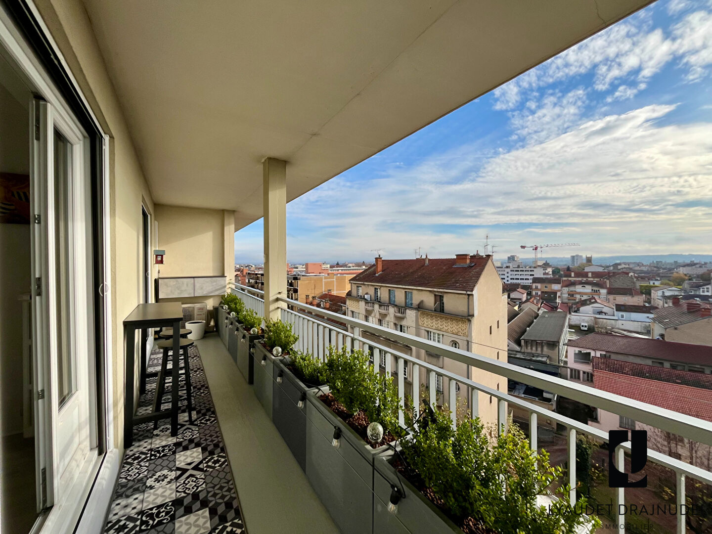 Appartement refait à neuf - Roanne 5 pièce(s) 127.89 m2 - Balcon avec vue