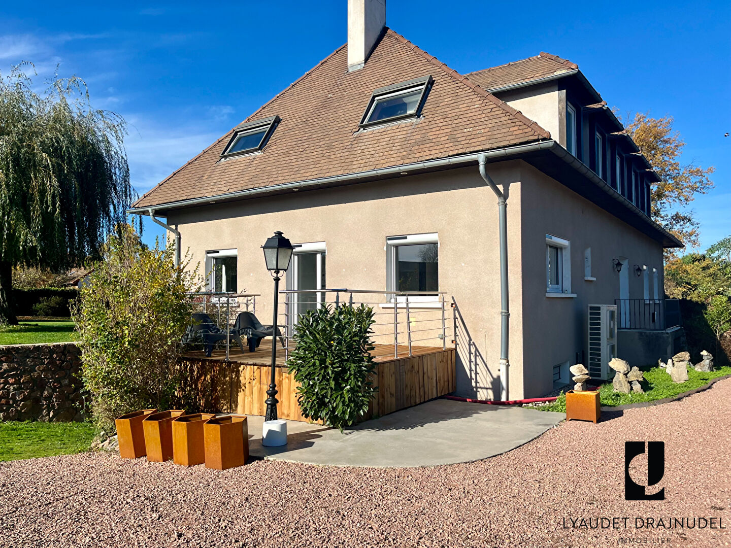 Maison familiale alliant charme, confort et prestations haut de gamme-297 m2