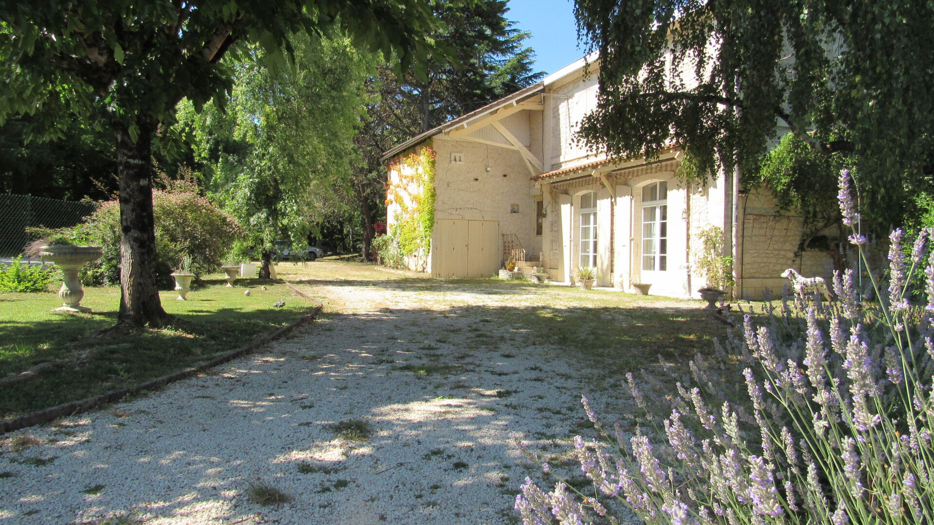 CHAZELLES Maison atypique de 210 m²