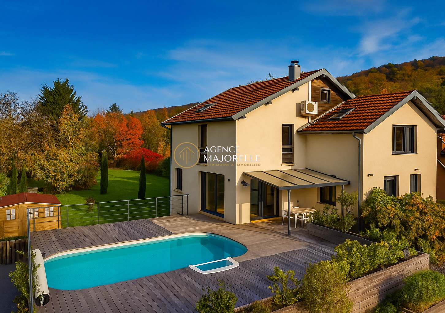 Maison de standing avec piscine chauffée, 4 chambres, suite parentale, grande pièce de vie lumineuse.