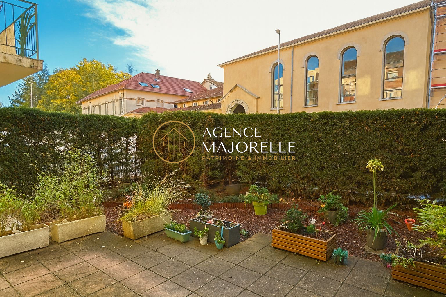 Photo Superbe appartement en rez-de-jardin avec garage et place de parking ! image 1/6