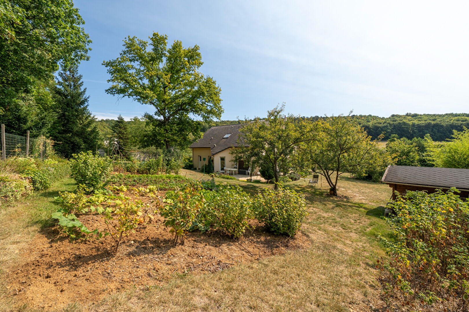 Havre de paix : maison cossue avec beau jardin